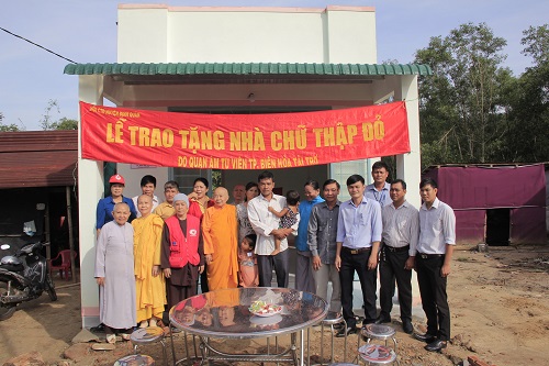 Ban Từ Thiện GHPGVN Tỉnh Đồng Nai và Tổ Đình Quan Âm Tu Viện, Biên Hòa, Ni Sư Thích Nữ Kim Sơn làm trưởng đoàn đã trao tặng nhà tình thương cho đồng bào khó khăn tại huyện Định Quán